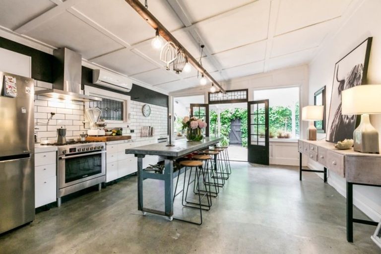 Photo of property in 21 Sealy Road, Bluff Hill, Napier, 4110