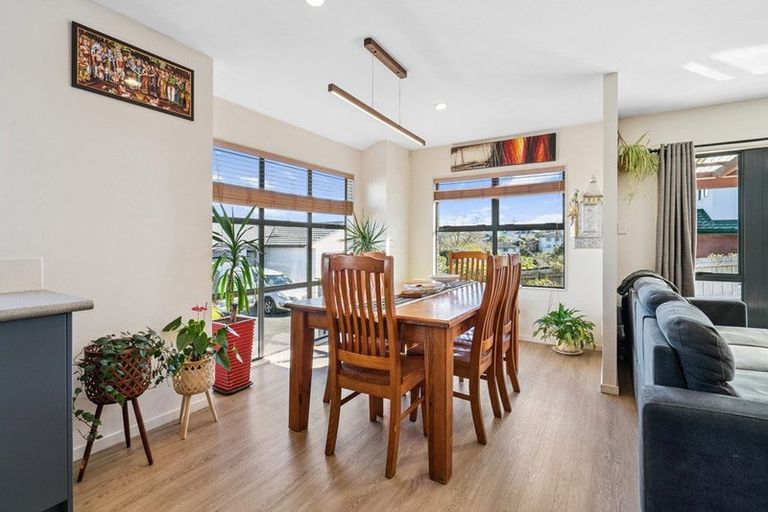 Photo of property in 72l Seabrook Avenue, New Lynn, Auckland, 0600