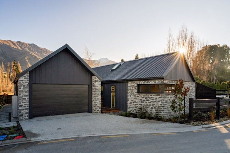 Photo of property in 7 Kamana Rise, Wanaka, 9382