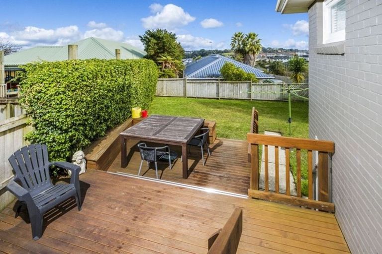 Photo of property in 1/818 East Coast Road, Oteha, Auckland, 0630