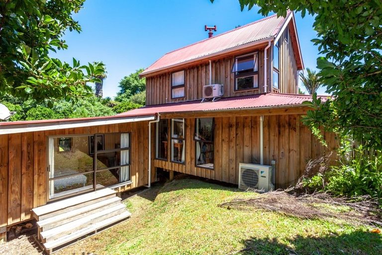 Photo of property in 2 Oxford Terrace, Coromandel, 3506