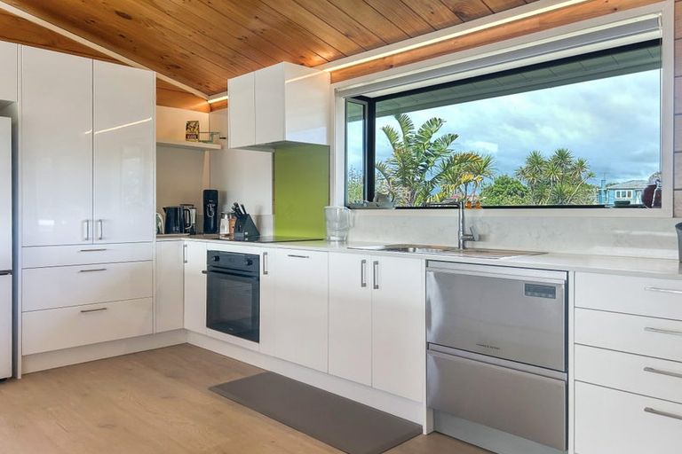 Photo of property in 1a Field Way, Waikanae Beach, Waikanae, 5036