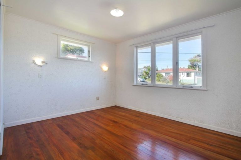 Photo of property in 29 Sylvan Crescent, Te Atatu South, Auckland, 0610