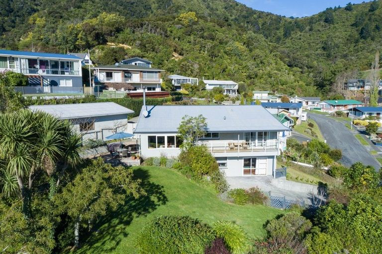 Photo of property in 18 Seaview Crescent, Picton, 7220