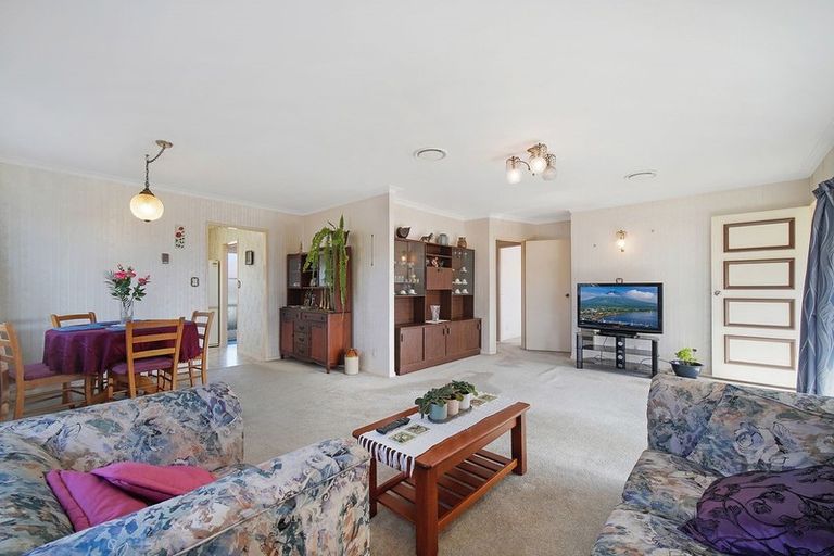 Photo of property in 1 Hedge Row, Sunnyhills, Auckland, 2010