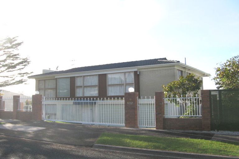 Photo of property in 35 Chatswood Grove, Chatswood, Auckland, 0626