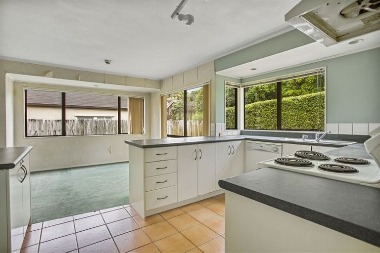 Photo of property in 43 Ewhurst Place, Goodwood Heights, Auckland, 2105