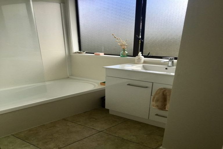 Photo of property in 2/24 Edwin Freeman Place, Ranui, Auckland, 0612