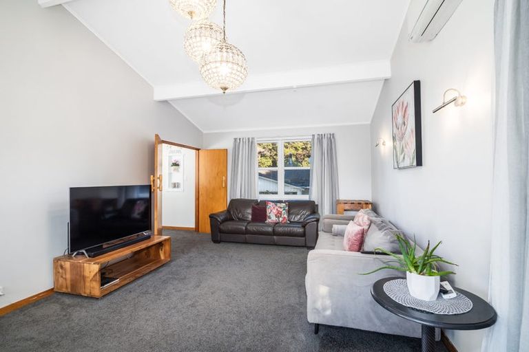 Photo of property in 20 Freemans Way, Pinehaven, Upper Hutt, 5019