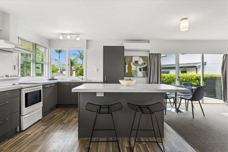 Photo of property in 2/111 Hobsonville Road, West Harbour, Auckland, 0618