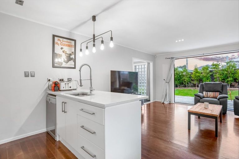 Photo of property in 20 Glen Marine Parade, Glendene, Auckland, 0602