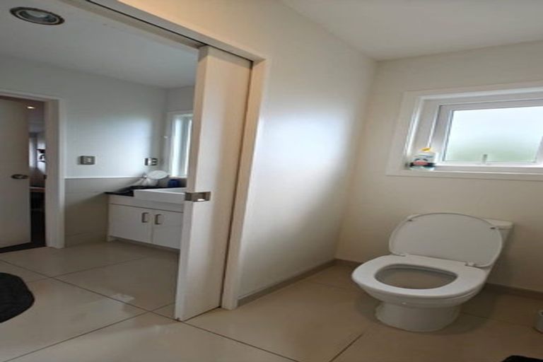 Photo of property in 31 Mandeville Place, Unsworth Heights, Auckland, 0632