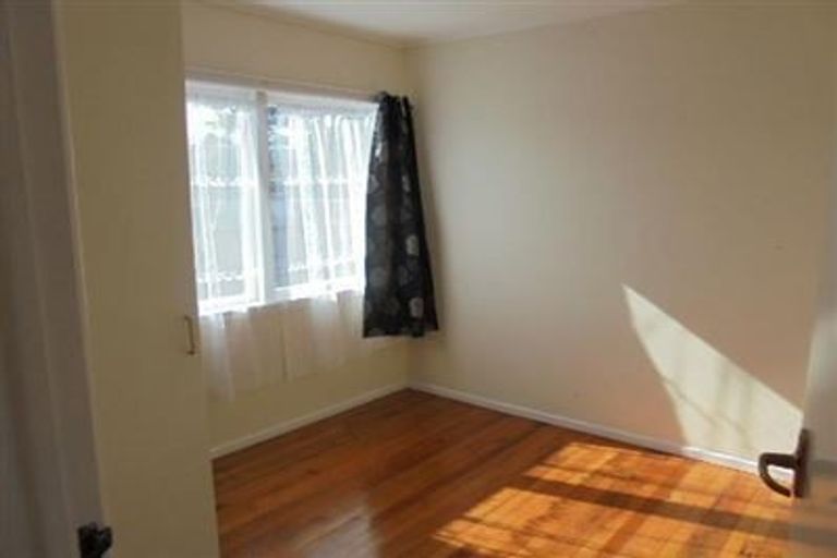 Photo of property in 35 Amberley Avenue, Te Atatu South, Auckland, 0610
