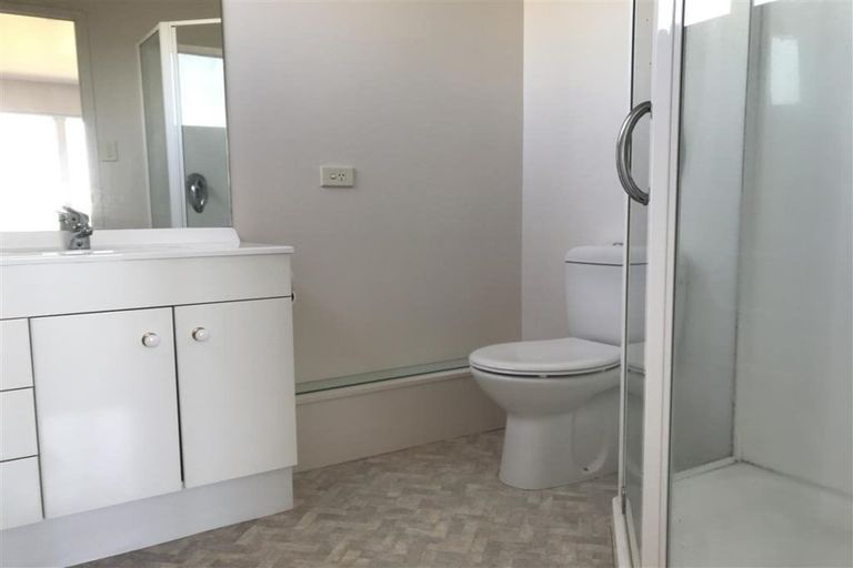 Photo of property in 5 Shearwater Rise, Rothesay Bay, Auckland, 0630