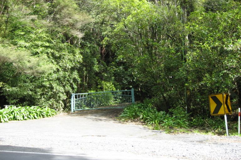 Photo of property in 929 West Coast Road, Waiatarua, Auckland, 0604