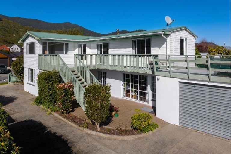 Photo of property in 48 Beach Road, Waikawa, Picton, 7220