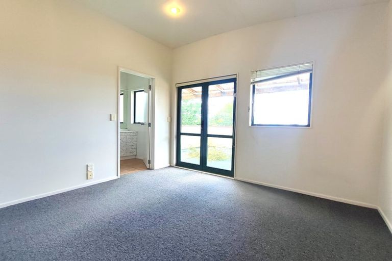 Photo of property in 631a Glenfield Road, Totara Vale, Auckland, 0629