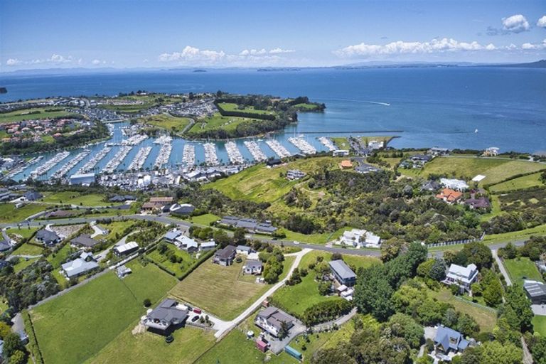 Photo of property in 36 Roberts Road, Matakatia, Whangaparaoa, 0930