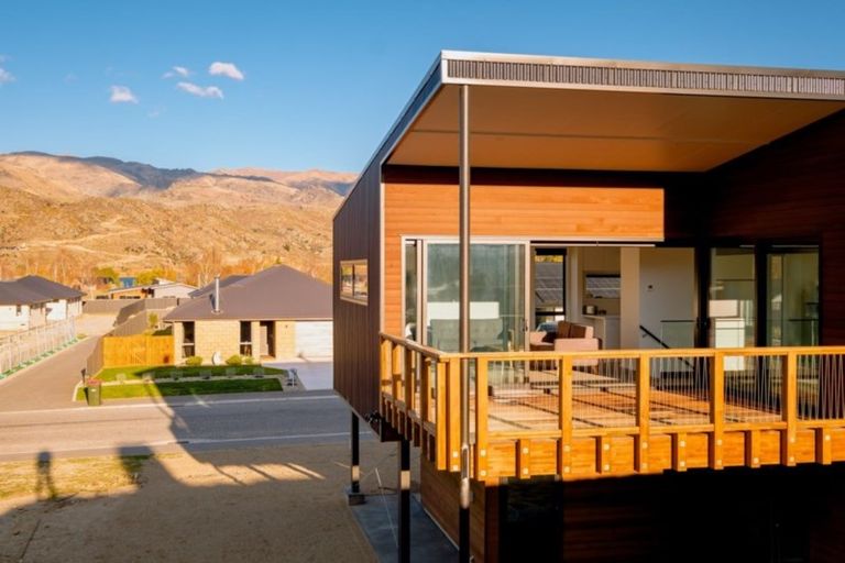 Photo of property in 33 Stratford Drive, Mount Pisa, Cromwell, 9383