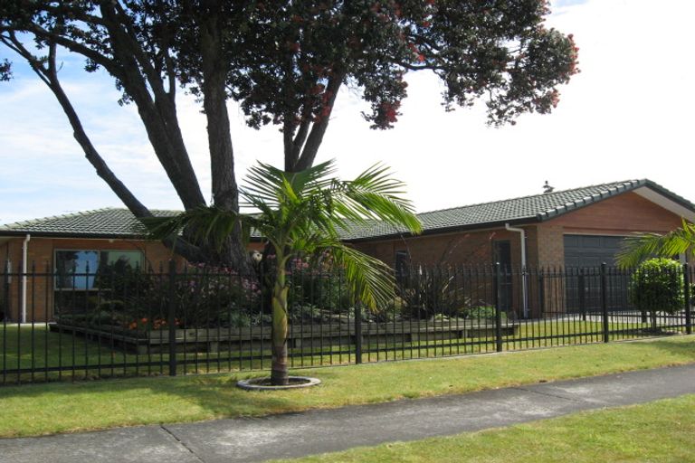 Photo of property in 8 Hocken Place, Mangere Bridge, Auckland, 2022