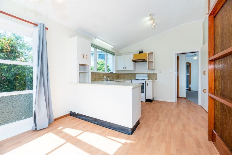 Photo of property in 41 Sunnyside Road, Sunnyvale, Auckland, 0612