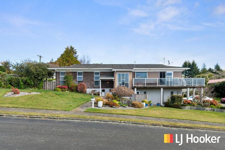 Photo of property in 2 Haratua Place, Springfield, Rotorua, 3015