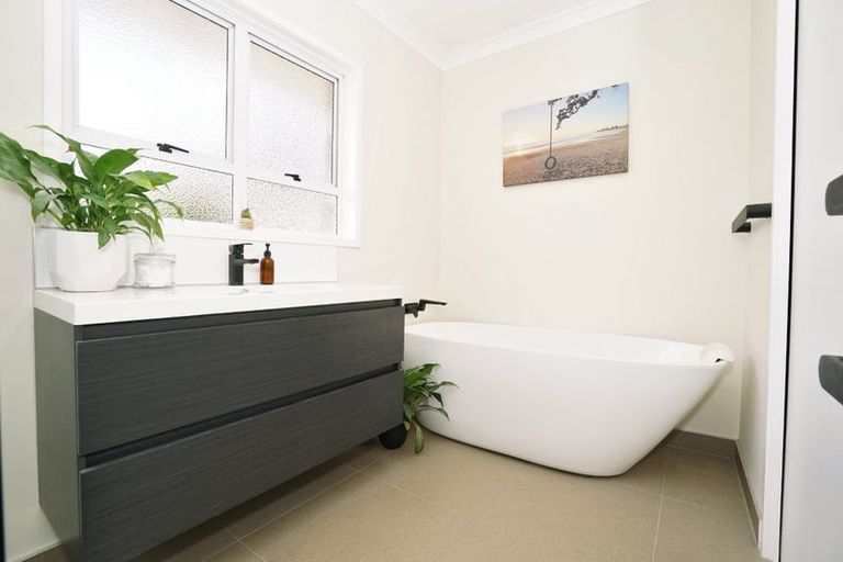 Photo of property in 2 Dover Road, St Andrews, Hamilton, 3200