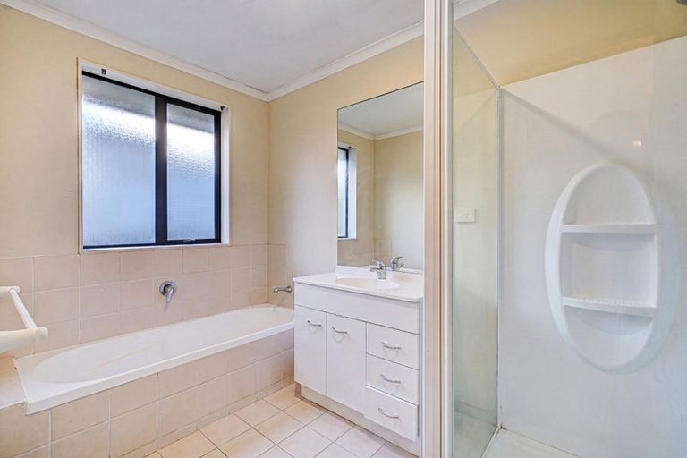 Photo of property in 11 Plumstead Rise, Glen Eden, Auckland, 0602