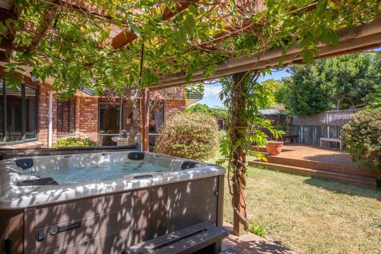 Photo of property in 6 Runanga Grove, Waikanae, 5036