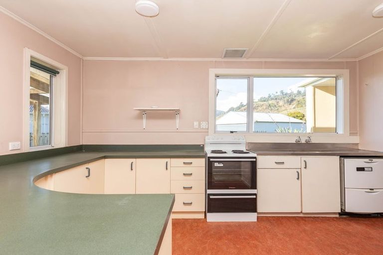 Photo of property in 3 Main Rd Ngakawau, Ngakawau, 7824