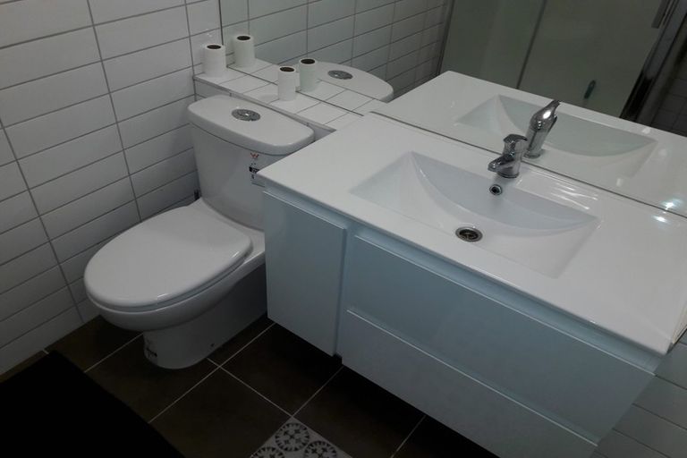 Photo of property in 2/2 Oriental Terrace, Mount Victoria, Wellington, 6011