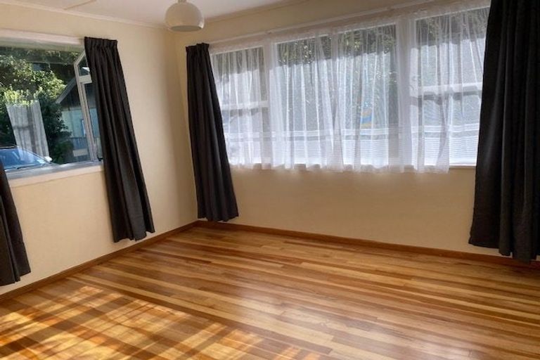 Photo of property in 121 Breaker Bay Road, Breaker Bay, Wellington, 6022