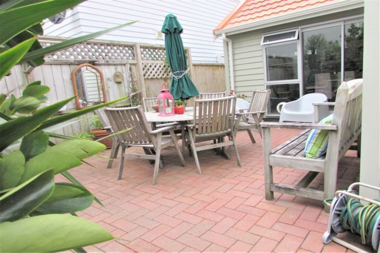 Photo of property in 2/6 The Parade, Island Bay, Wellington, 6023