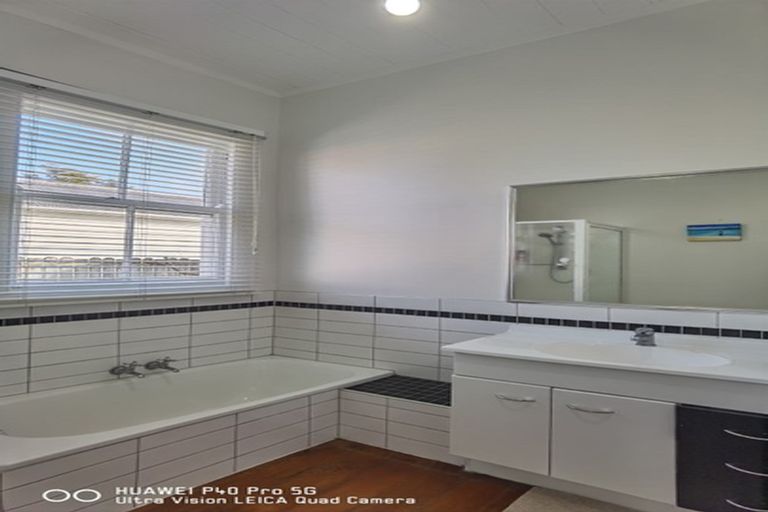 Photo of property in 100 Hatea Drive, Regent, Whangarei, 0112