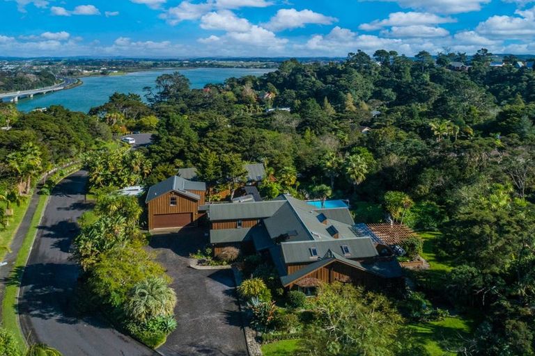 Photo of property in 1 The Knoll, Greenhithe, Auckland, 0632