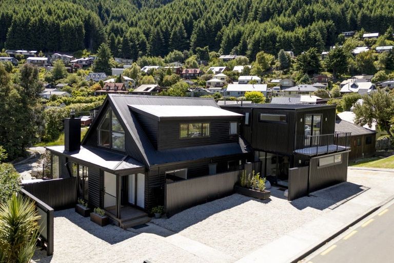 Photo of property in 6 Mackinnon Terrace, Sunshine Bay, Queenstown, 9300