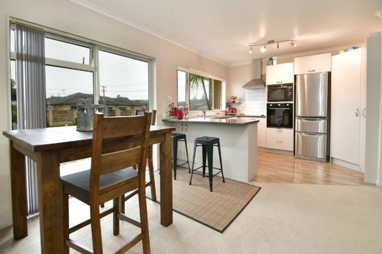 Photo of property in 10 Centreway Road, Orewa, 0931