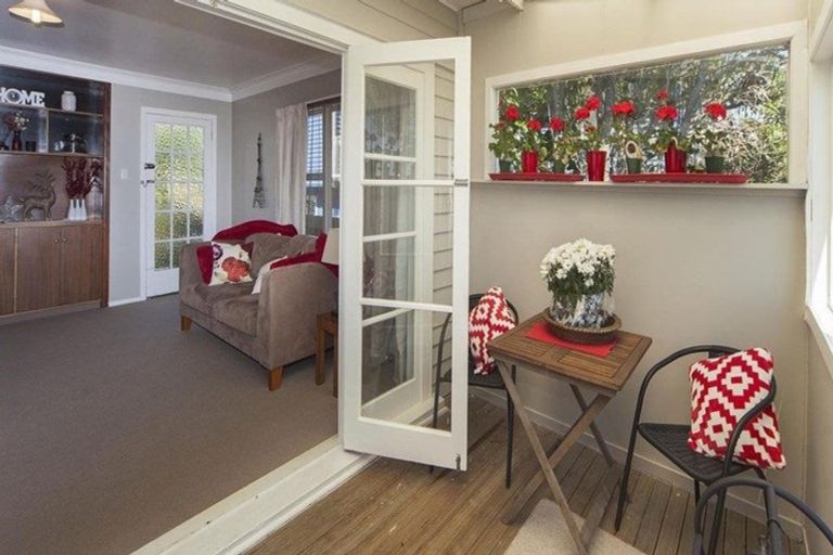 Photo of property in 50 Hobsonville Road, West Harbour, Auckland, 0618