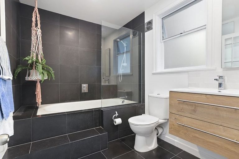 Photo of property in 12 Maritime Terrace, Birkenhead, Auckland, 0626