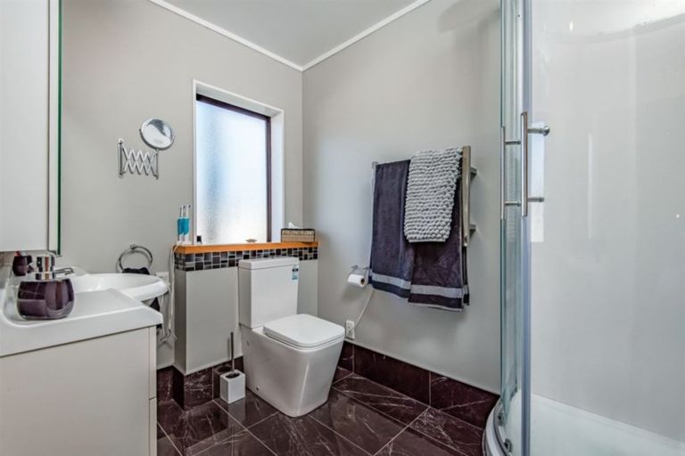 Photo of property in 6 Delisle Place, Windsor Park, Auckland, 0632