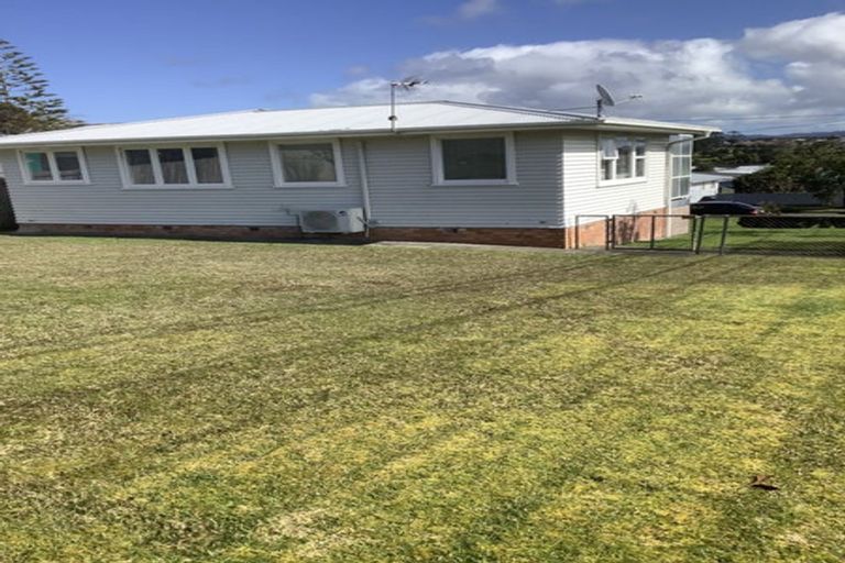 Photo of property in 1 Keats Place, Blockhouse Bay, Auckland, 0600