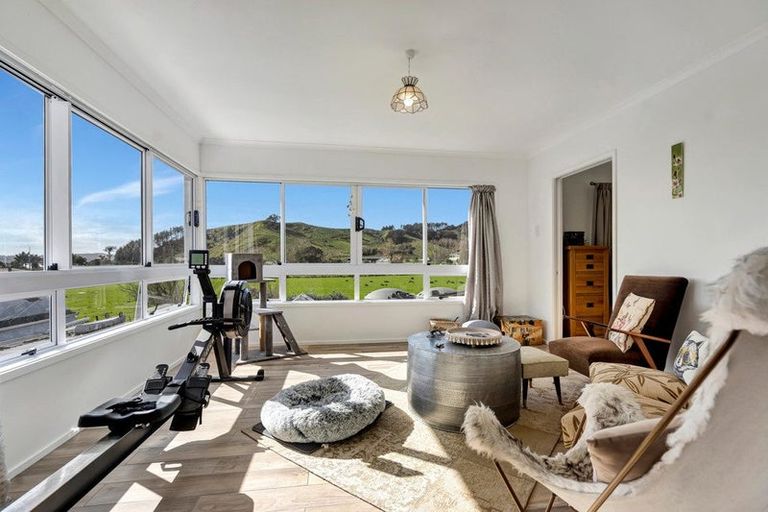 Photo of property in 18 Karaka Road, Kawakawa Bay, Papakura, 2585