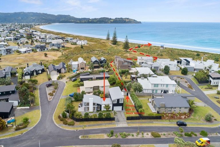 Photo of property in 9 Paraoa Crescent, Omaha, 0986