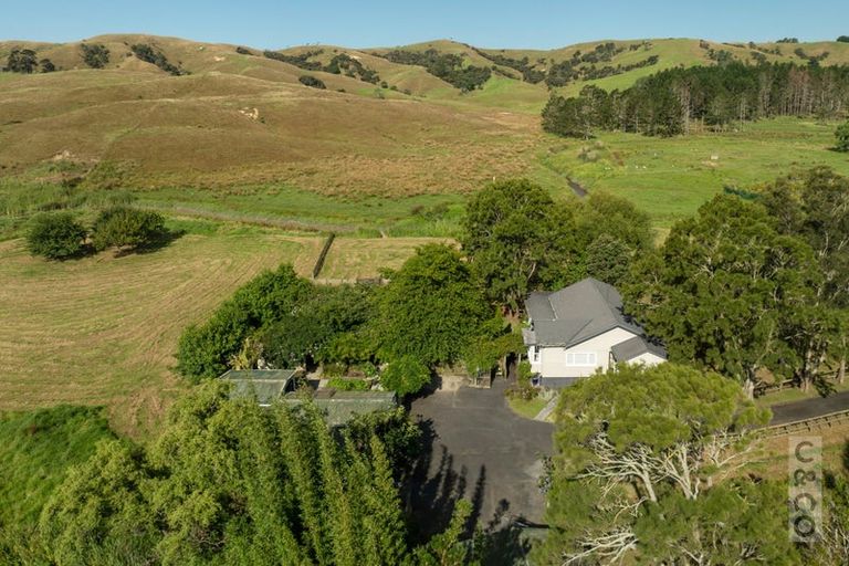 Photo of property in 76 Awaroa Road, Helensville, 0800