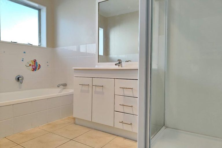 Photo of property in 72 Granville Drive, Massey, Auckland, 0614