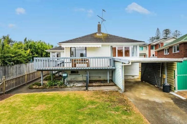 Photo of property in 8 Greenslade Crescent, Northcote, Auckland, 0627