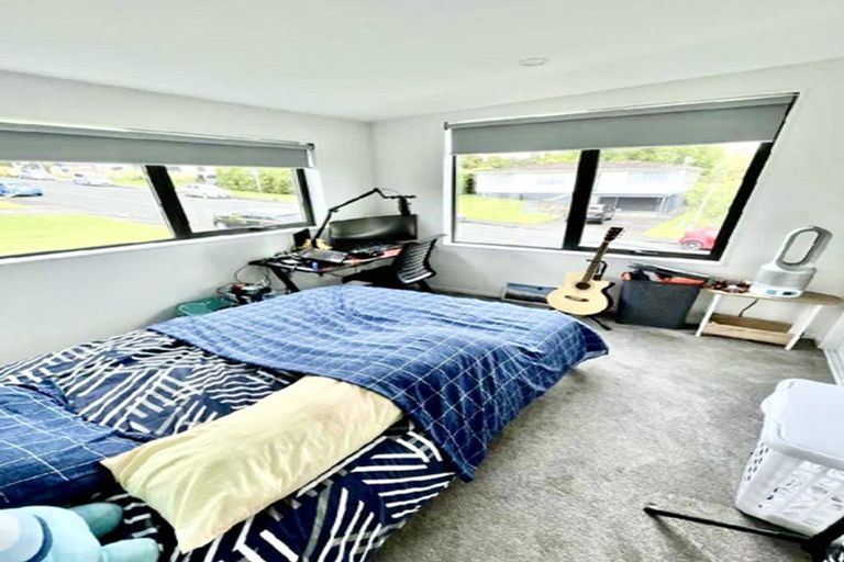 Photo of property in 12a Hewlett Road, Massey, Auckland, 0614