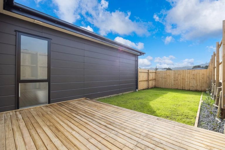 Photo of property in 15 Mcindoe Road, Kumeu, 0810