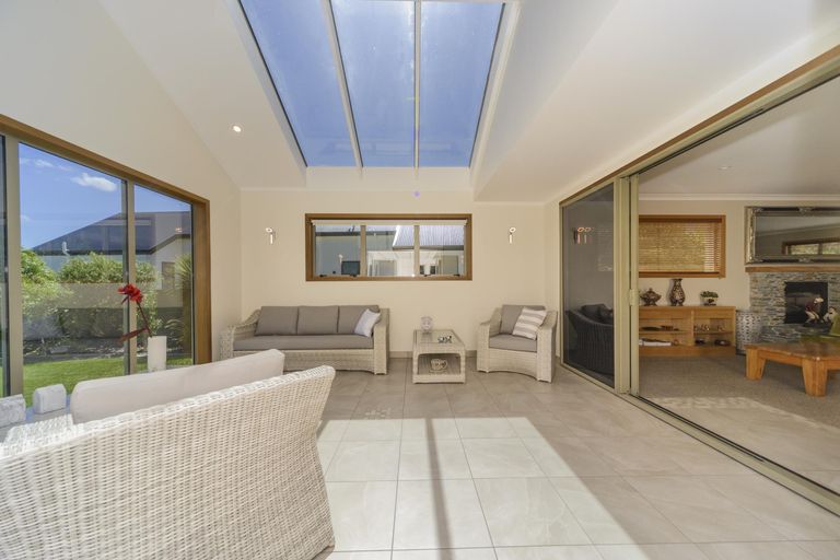 Photo of property in 27 The Strand, Fitzherbert, Palmerston North, 4410