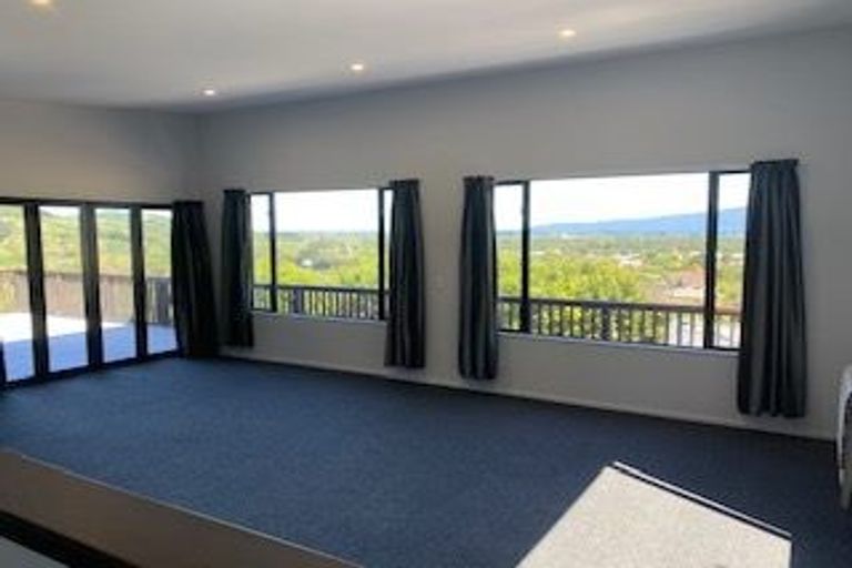 Photo of property in 45b Kakariki Grove, Waikanae, 5036